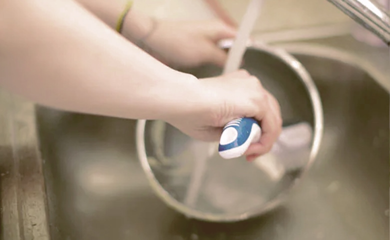 washing dog food bowl